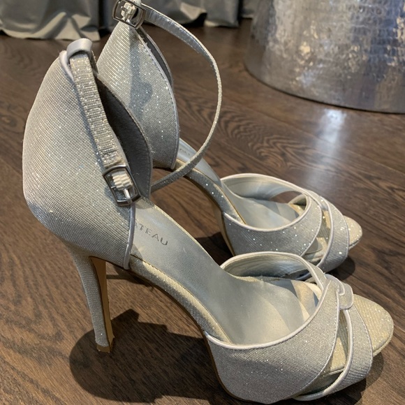 Le Chateau silver glitter stiletto pumps. - Picture 7 of 7